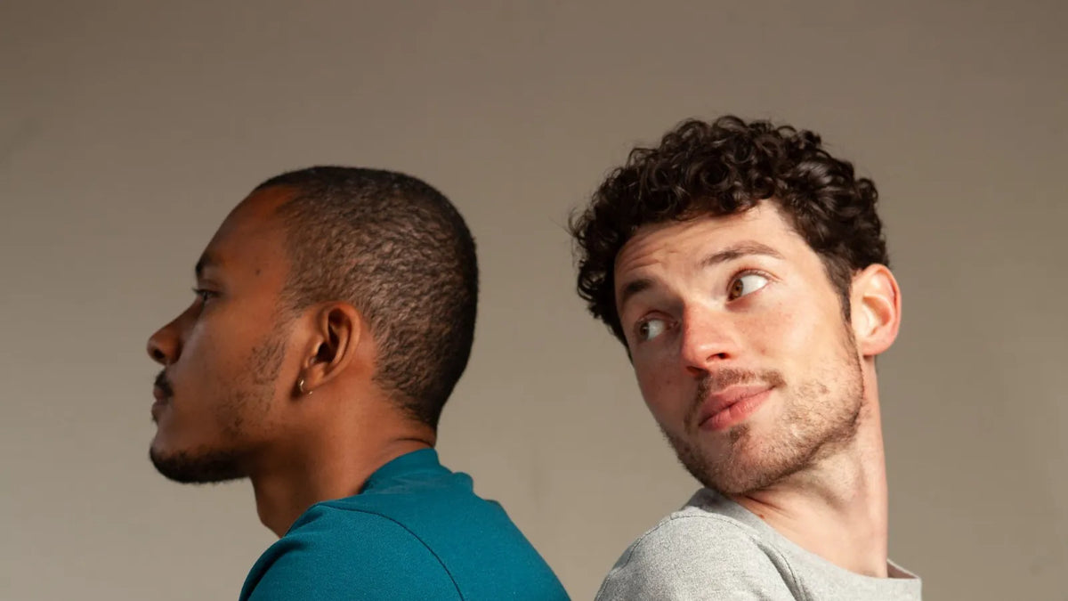 Deux hommes dos à dos portant des t-shirts Ecclo en fibres recyclées, bleu canard et gris chiné