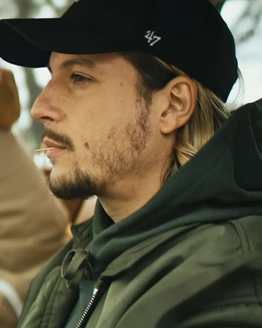 Nekfeu porte le hoodie Jungle Green Ecclo dans le clip Paradis artificiel de Gros Mo