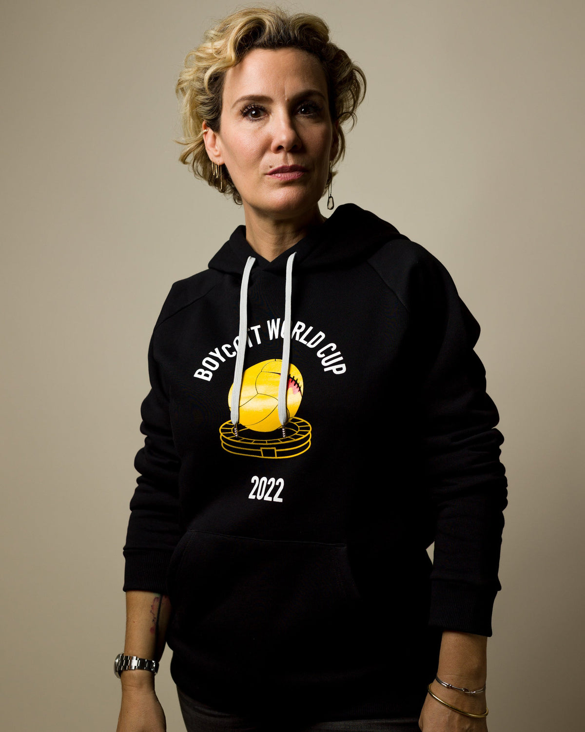 Noémie de Lattre porte le hoodie noir Ecclo Boycott World Cup 2022