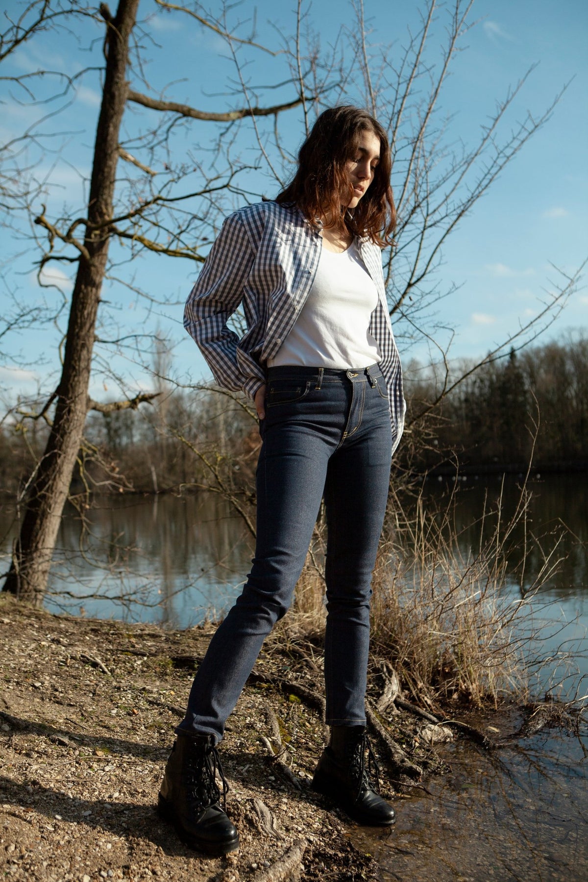 Jean slim femme brut en coton bio, porté au bord de l’eau, made in France